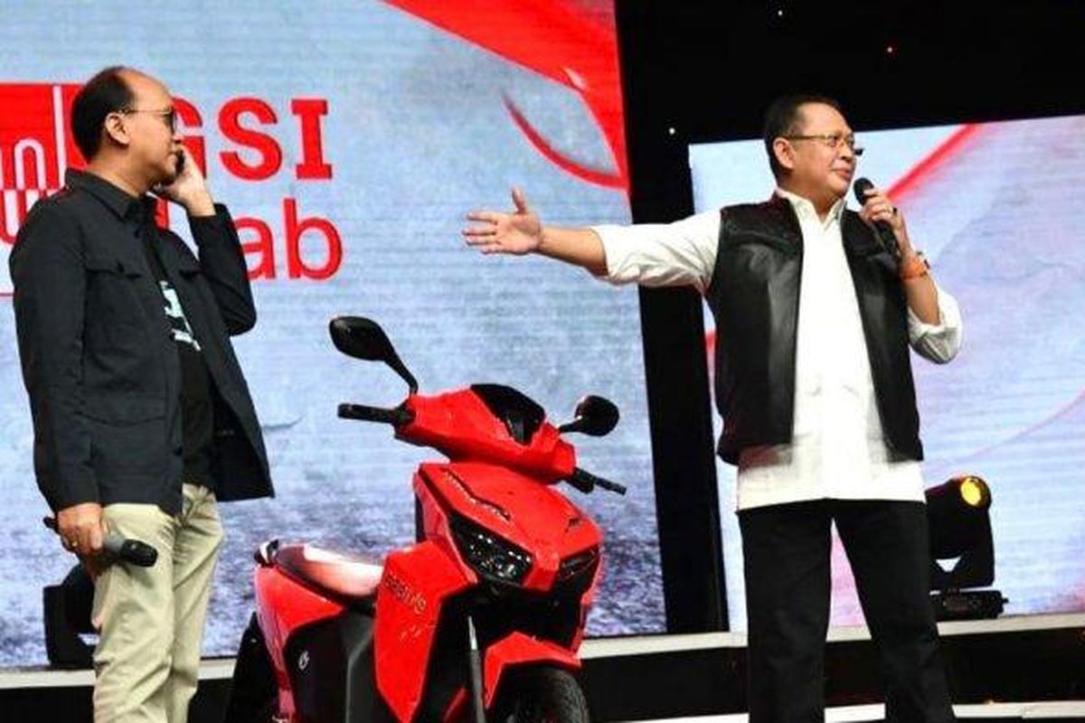 Motor listrik yang ditandatangani Presiden Joko Widodo laku seharga Rp 2,5 miliar dalam lelang yang digelar saat konser virtual Berbagi Kasih Bersama Bimbo, Minggu (17/5/2020).