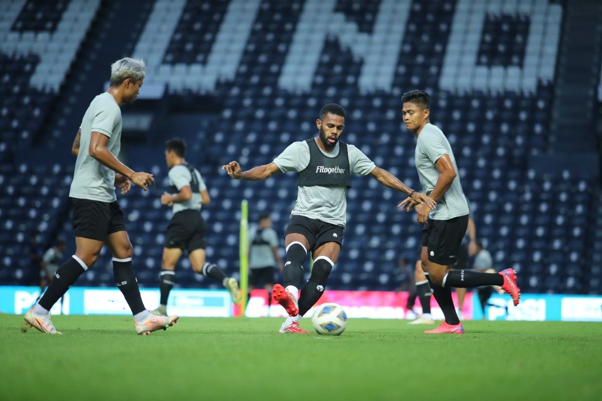 Penyerang timnas Indonesia Yabes Roni beraksi pada sesi latihan jelang laga playoff Kualifikasi Piala Asia 2023 di Buriram, Thailand, pada 7 dan 11 Oktober 2021.