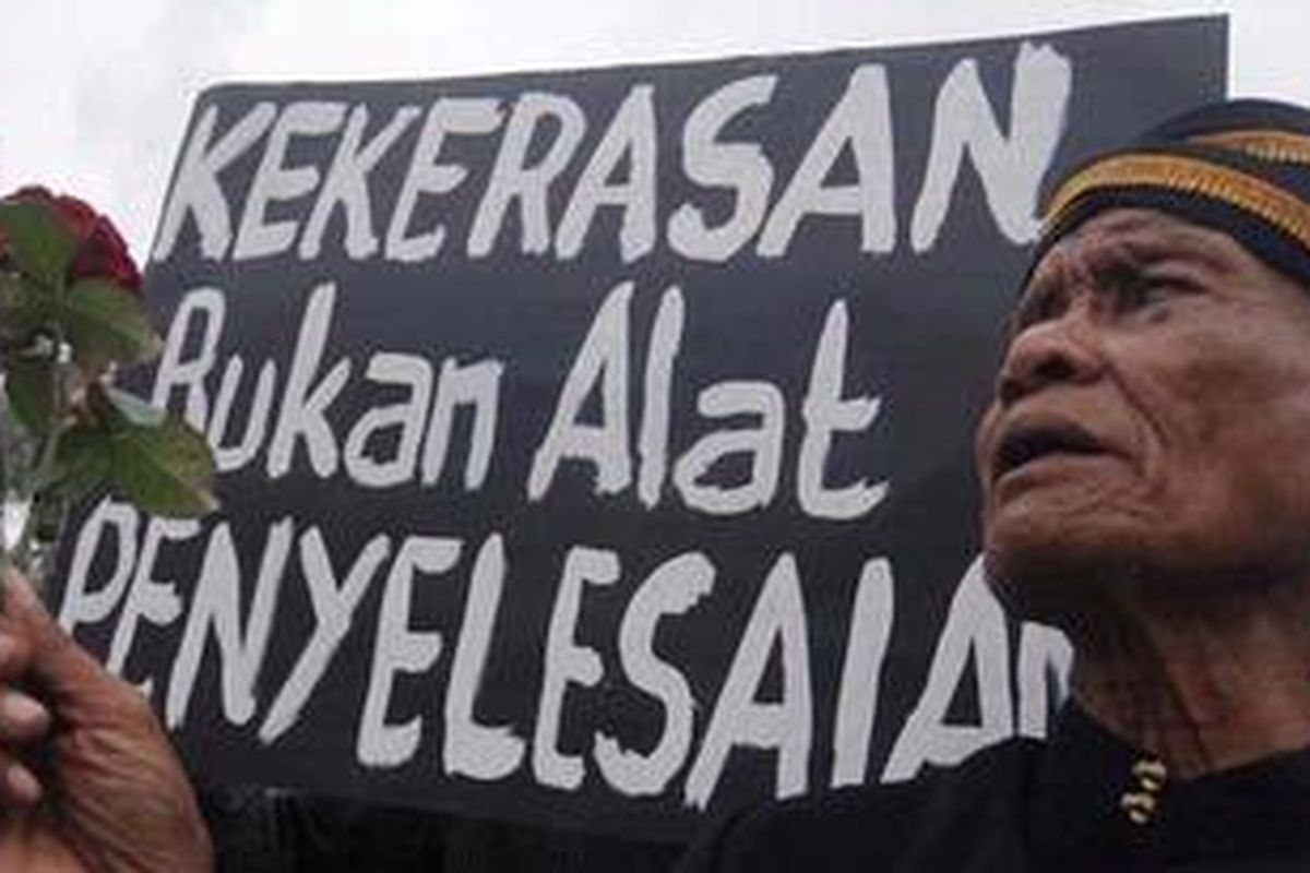 Warga Surabaya menggelar aksi dengan membawa bunga mawar serta poster untuk menolak semua bentuk kekerasan di dalam kehidupan berbangsa dan bernegara di depan Gedung Grahadi Surabaya, Rabu (9/2/2011).  