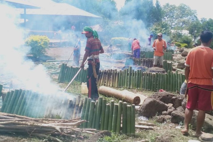 Kolo Massal di pusat Kampung Mesi saat tradisi Kolo kabe tahunan dari lima suku di wilayah tanah ulayat Suku Sulit, Sabtu (20/10/2018).  