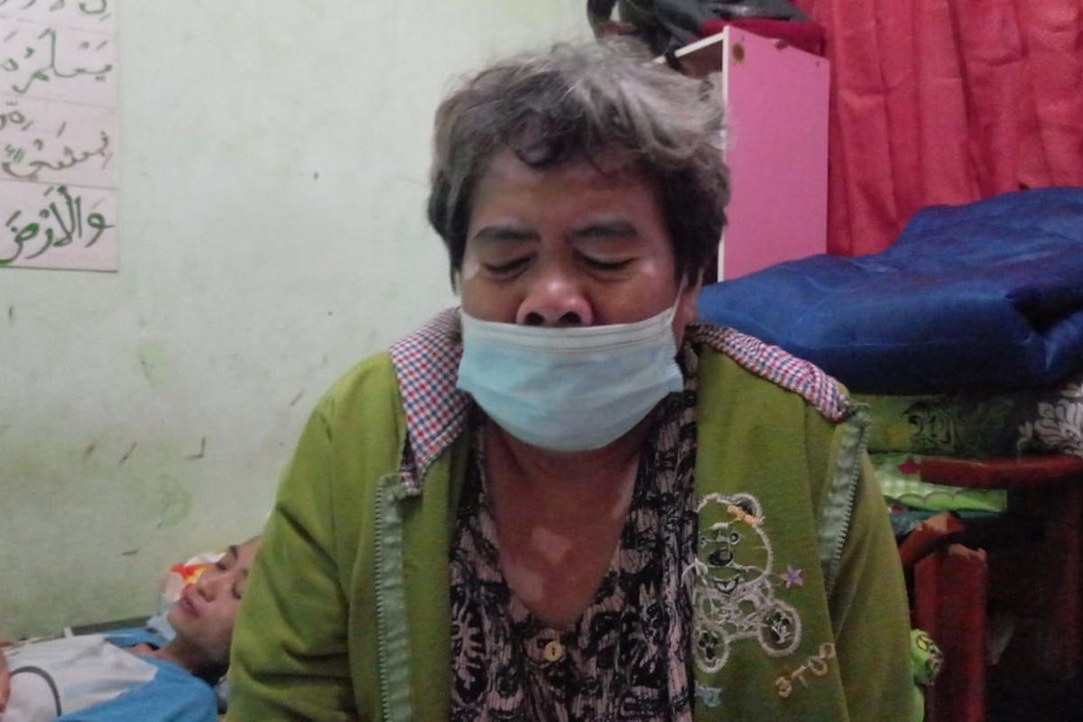 Lia (55), Ibu kandung Mochammad Idris Saputra (18), pemuda yang ditembak orang tak dikenal saat berada di Jalan Mangga Besar VI D, Taman Sari, Jakarta Barat, pada Selasa (22/6/2021) dini hari. 