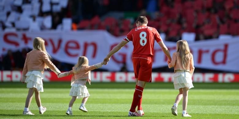 Steven Gerrard masuk ke lapangan bersama ketiga anak perempuannya, yaitu Lilly-Ella, Lexie, dan Lourdes, Sabtu (16/5/2015).