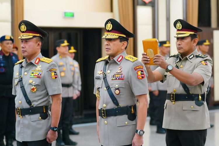 Komjen Pol Ahmad Dofiri dilantik oleh Kapolri Jenderal Listyo Sigit Prabowo menjadi Irwasum Polri menggantikan Komjen Pol Agung Budi Maryoto di Gedung Rupatama Mabes Polri, Jakarta Selatan, Selasa (28/2/2023).