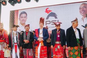Ketika Marwah Adat Dipinjam Kekuasaan