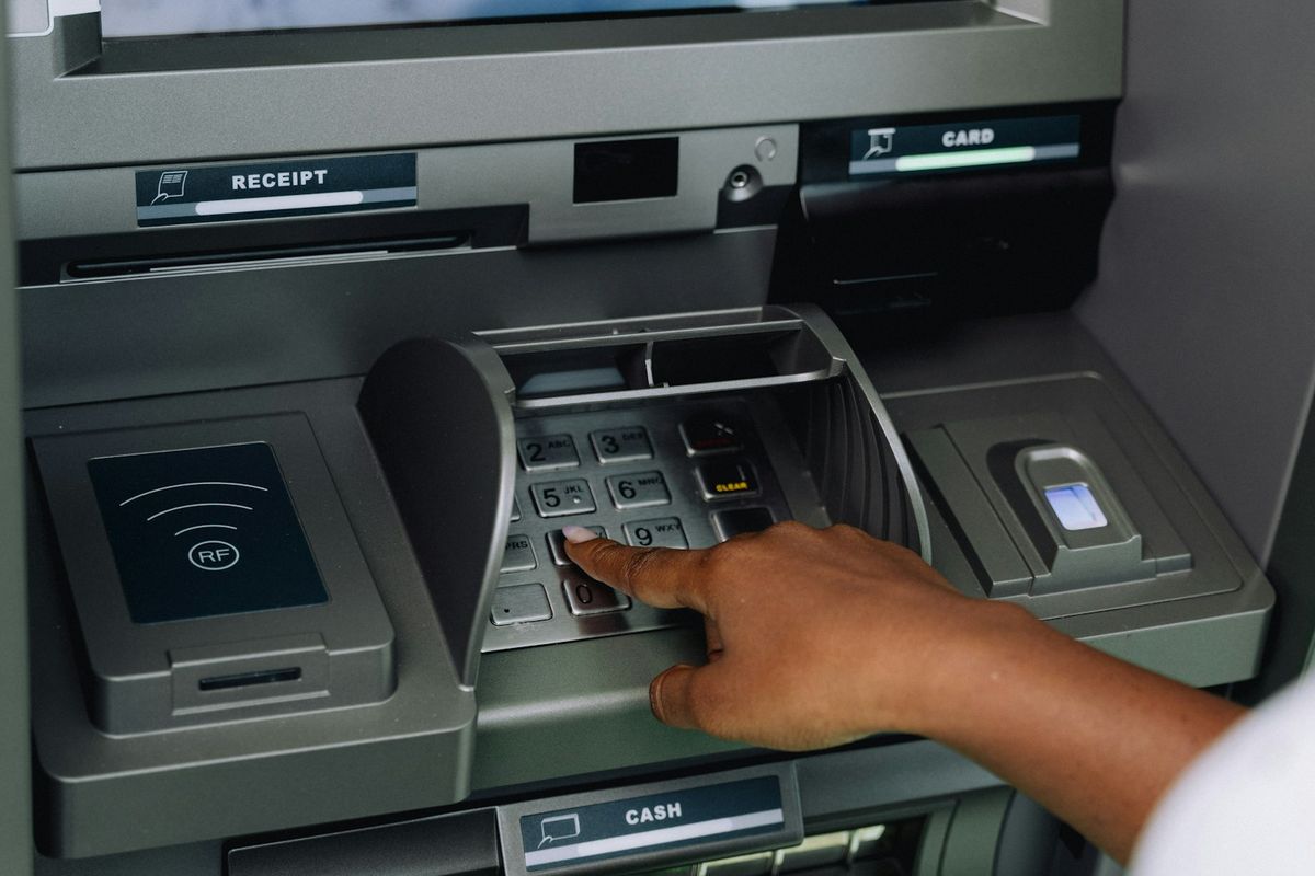 Cara tarik tunai tanpa kartu di ATM Mandiri.