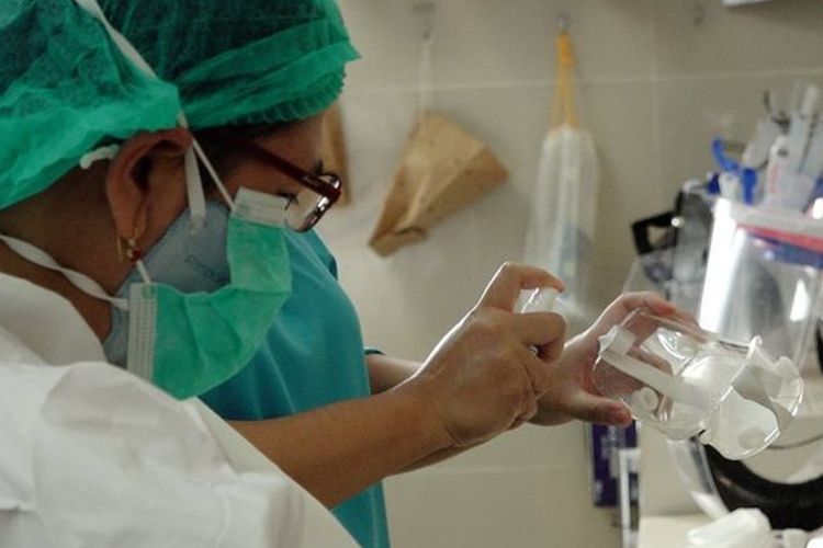 Persatuan Rumah Sakit Seluruh Indonesia telah memperingatkan jika angka kasus positif tak kunjung menurun, seluruh rumah sakit di Jawa dan Bali akan kolaps. Itu berarti, pasien yang datang tidak bisa mendapat perawatan.