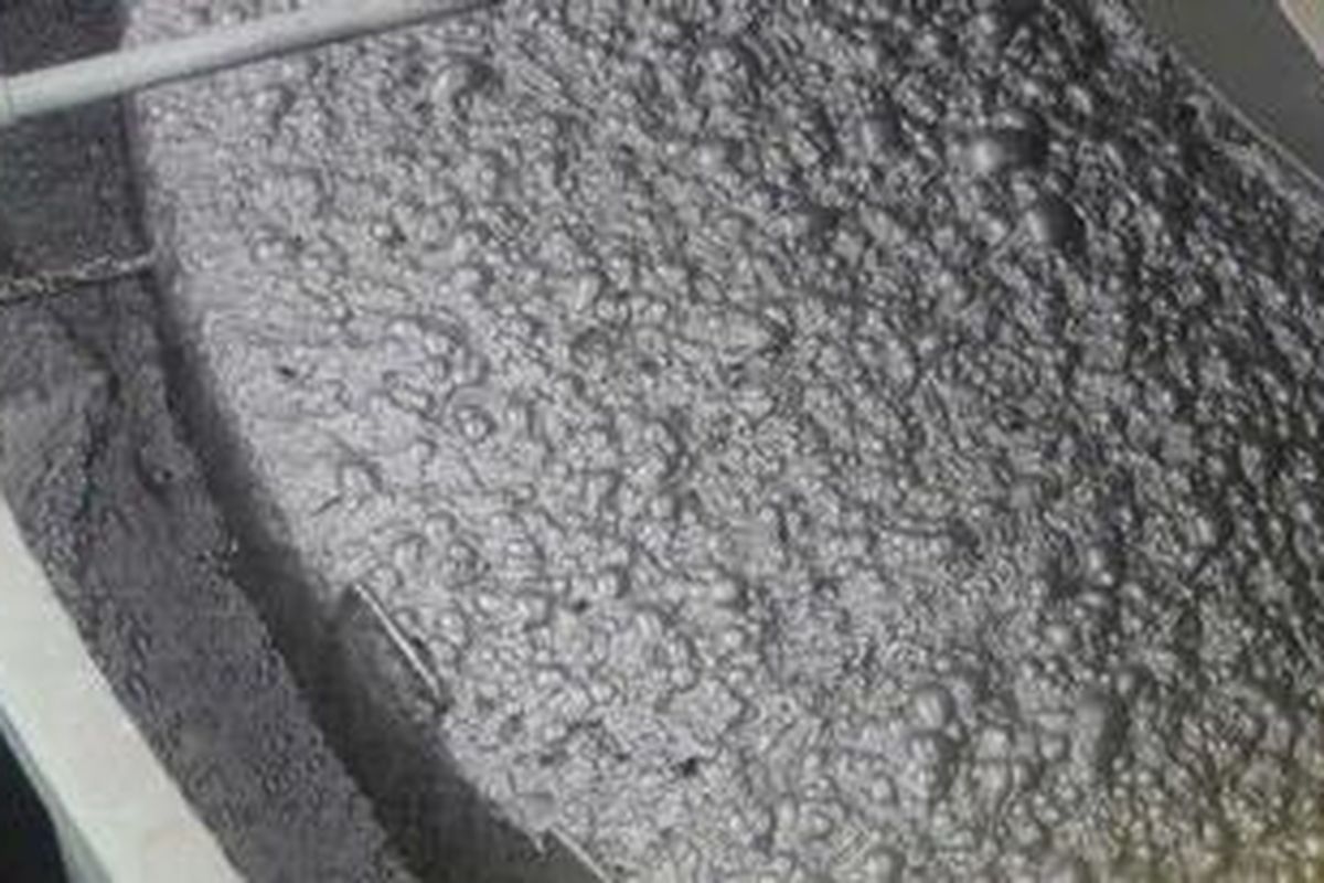 Proses pengolahan bijih di Newmont Nusa Tenggara di Tambang Batu Hijau, Sumbawa, NTB.   Pada proses ini bubur bijih halus dari tangki cyclone dialirkan ke sejumlah tangki untuk diambil kandungan mineral berharganya seperti tembaga, emas, dan perak. Tangki ini disebut sel flotasi.