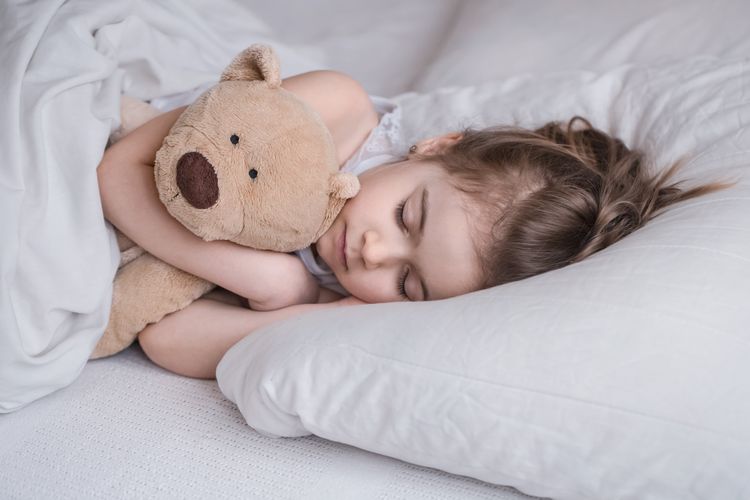 Sebagai bagian dari cara menurunkan demam pada anak, penting untuk memastikan anak tetap beristirahat hingga demam atau penyakitnya berlalu.