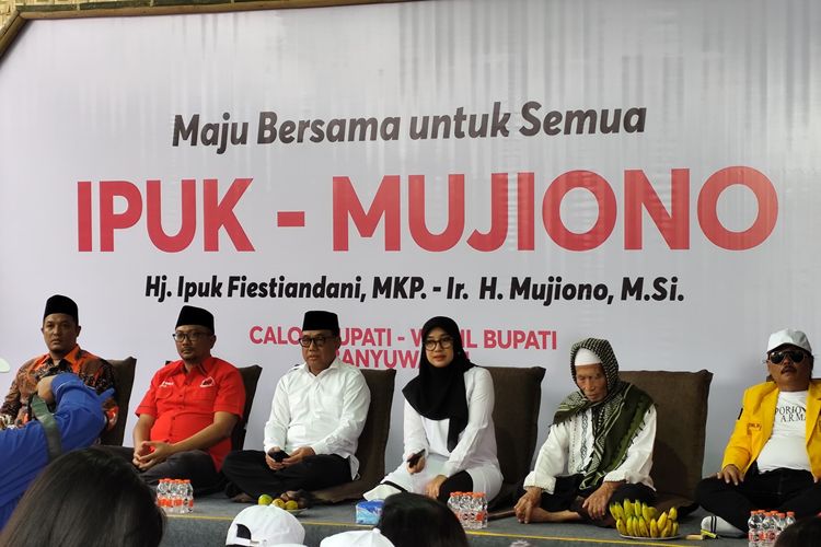 Ipuk (berjilbab hitam) bersama bakal calon wakil bupati Mujiono sebelum berangka mendafar ke KPU Banyuwangi, Rabu (28/8/2024) pagi