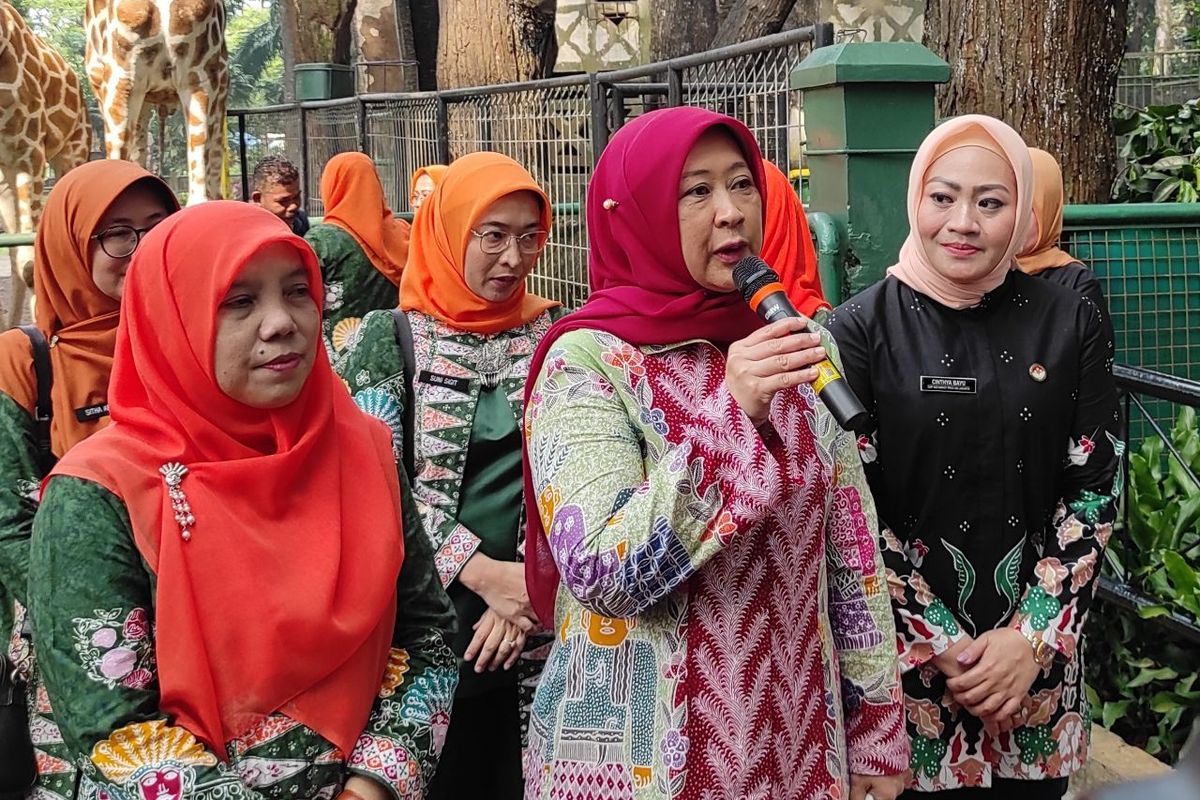 Istri Pejabat (Pj) Gubernur DKI Jakarta, Mirdiyanti Budi Hartono (tengah), saat memberikan nama kepada sepasang komodo yang menjadi penghuni baru di Taman Margasatwa Ragunan, Jakarta Selatan, Jumat (26/5/2023). 