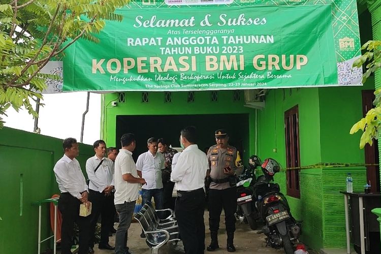 Unit Reskrim Polresta Cirebon Jawa Barat melakukan olah TKP di kantor Koperasi Desa Kebon Turi Kecamatan Arjawinangun Kabupaten Cirebon Jawa Barat, Senin (29/1/2024).