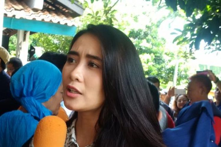 Ryana Dea saat menghadiri syukuran 100 episode sinetron Dunia Terbalik, di Harjamukti, Cibubur, Jakarta Timur, Senin (13/3/2017).