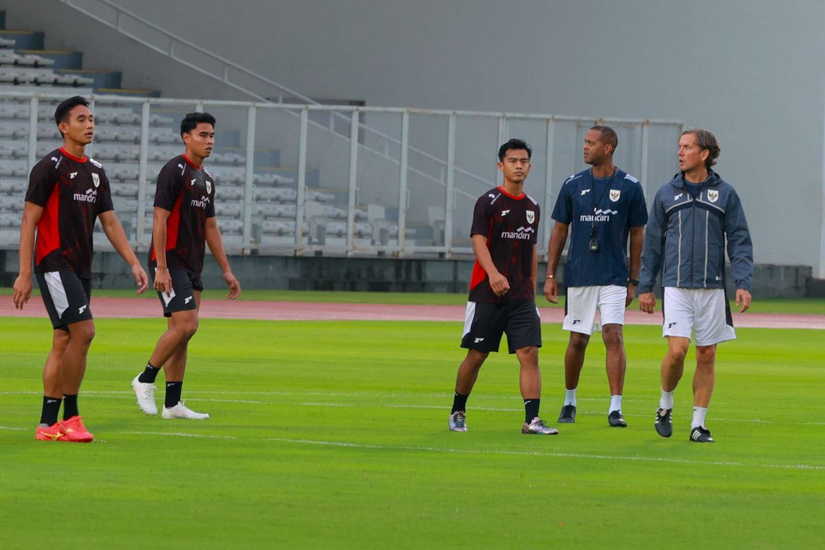 Pelatih timnas Indonesia Patrick Kluivert (dua kanan) didampingi Alex Pastoor memimpin sesi latihan jelang pertandingan Kualifikasi Piala Dunia 2026 di Stadion Madya, Gelora Bung Karno, Senayan, Minggu (22/3/2025). Indonesia akan menghadapi Bahrain dalam laga putaran ketiga Kualifikasi Piala Dunia 2026, di Stadion Utama Gelora Bung Karno, pada Selasa (25/3/2025).