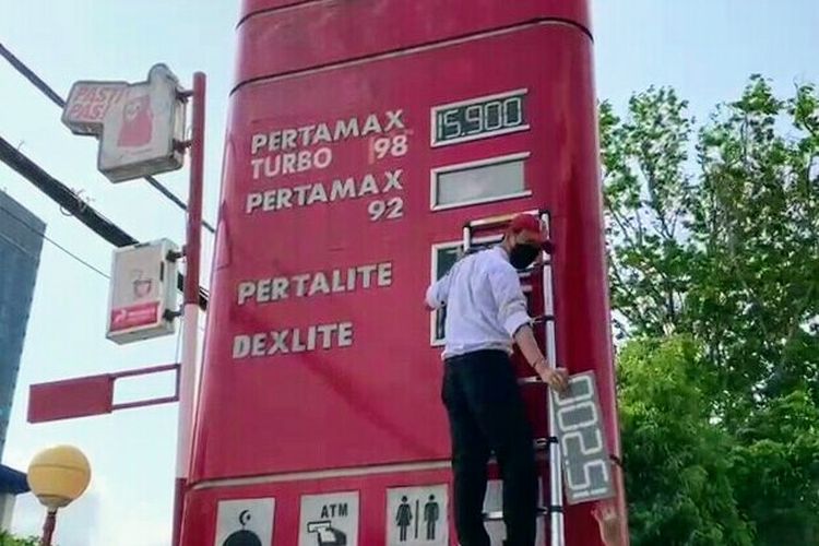 Seorang petugas SPBU di kawasan Gunung Sahari, Jakarta Pusat, mencopot papan harga bensin Pertamax 92 seiring dengan kenaikan harga BBM, Sabtu (3/9/2022).