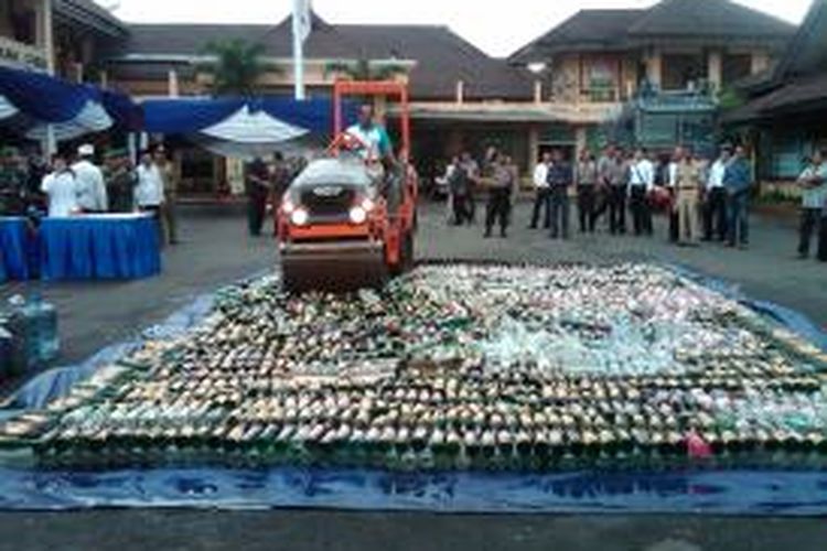 7000 botol minuman keras dengan berbagai merk, dimusnahkan di halaman Markas Kepolisian Resort (Mapolres) Jember, Jawa Timur, Senin (23/12/13)