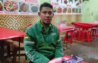 Seorang driver ojek online (ojol) diduga dipukul oleh oknum anggota kepolisian saat melaporkan kasus kehilangan sepeda motor di Mapolsek Cileungsi, Kabupaten Bogor, Jawa Barat, Senin (10/1/2022).