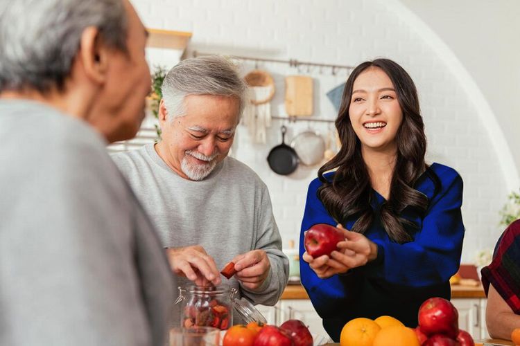 Ilustrasi membantu menyiapkan makanan sehat untuk orangtua