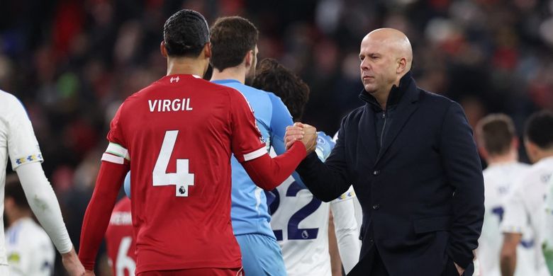 Pelatih Liverpool Arne Slot (kanan), menyapa bek Virgil van Dijk (kiri), di akhir pertandingan Liga Inggris antara Liverpool dan Leeds United di Anfield, Liverpool, barat laut Inggris, pada 1 Januari 2026.