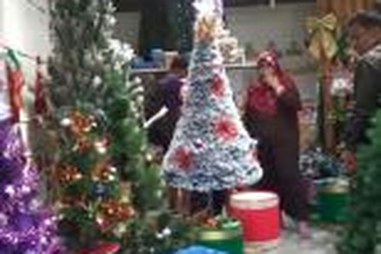 Pohon Natal dari barang bekas karya Riki.