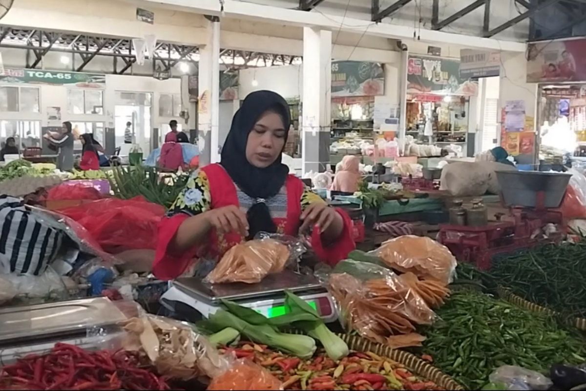 #---Salah satu pedagang aneka kebutuhan bumbu dapur serta sayuran, di Pasar Minulyo Kabupaten Pacitan Jawa Timur, Sabtu (11/01/2025)---#