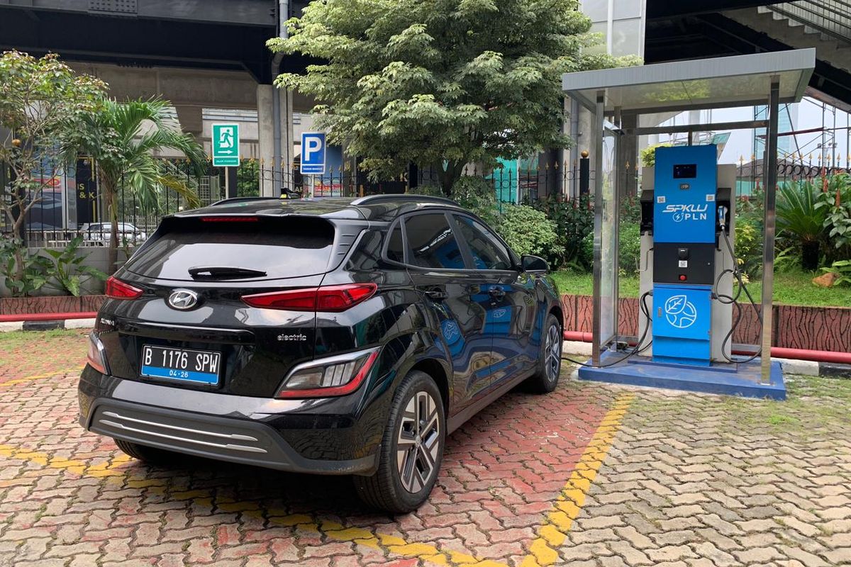 Hyundai Kona EV saat mengisi daya di SPKLU PLN