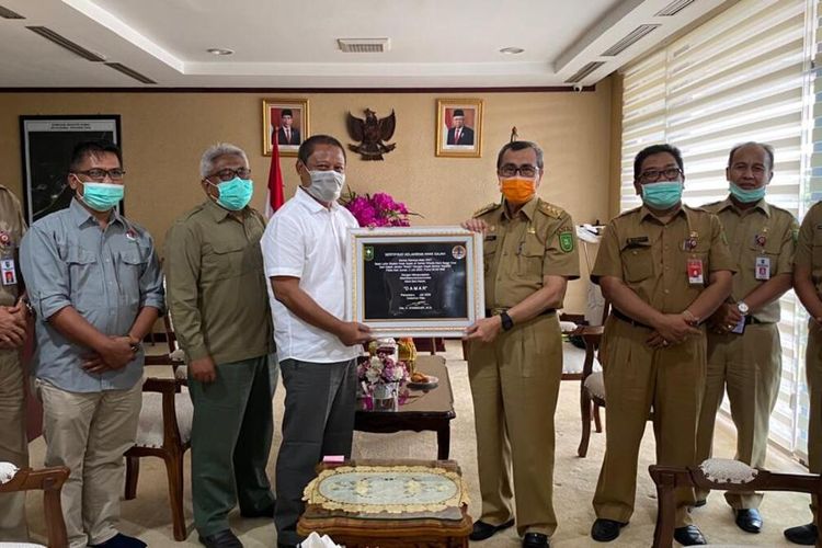 Gubernur Riau, Syamsuar (kanan) pada saat menyerahkan akta kelahiran anak gajah Damar kepada BBKSDA Riau pada 6 Juli 2020.