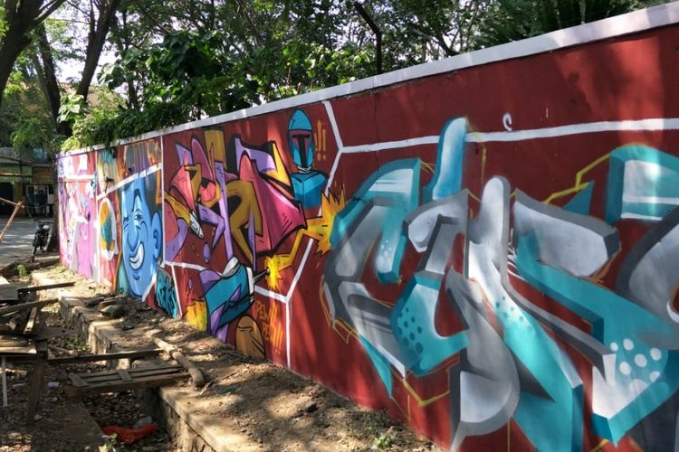 Mural kreatif hiasi tembok di Jalan Bambu Runcing, Kelurahan Bekasi Jaya, Bekasi Timur, Kota Bekasi, Selasa (18/6/2019).