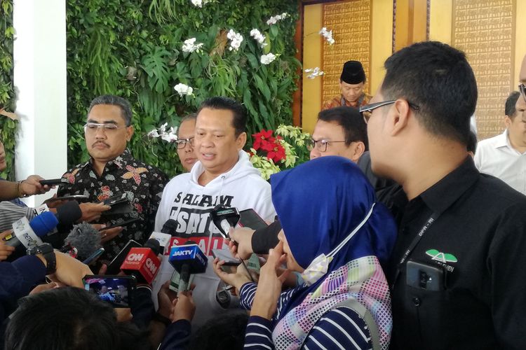 Ketua Majelis Permusyawaratan Rakyat (MPR) Bambang Soesatyo usai melihat gladi bersih pelantikan tersebut di Kompleks Parlemen, Jakarta, Sabtu (19/10/2019).