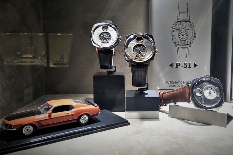 REC P-51 menggunakan komponen Ford Mustang tahun 1966 di bagian dial, sehingga antara satu arloji dengan lainnya akan berbeda.