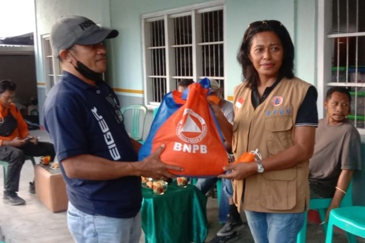 Kabid Kedaruratan dan Logistik BPBD FloresTimur, Avelina Manggota Hallan menyalurkan bantuan kepada warga terdampak erupsi Gunung Lewotobi Laki-laki, Kamis (27/6/2024)