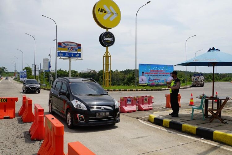 Petugas polisi tampak berjaga di jalan masuk salah satu rest area yang berlokasi di ruas jalan tol Jasa Marga Group