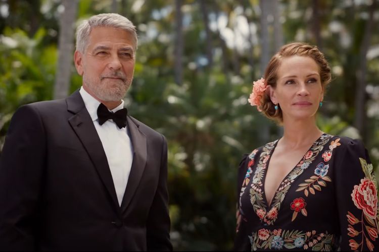 Aktor Robert Clooney (kiri) dan Julia Roberts beradu akting dalam film Ticket to Paradise yang tayang Oktober 2022.