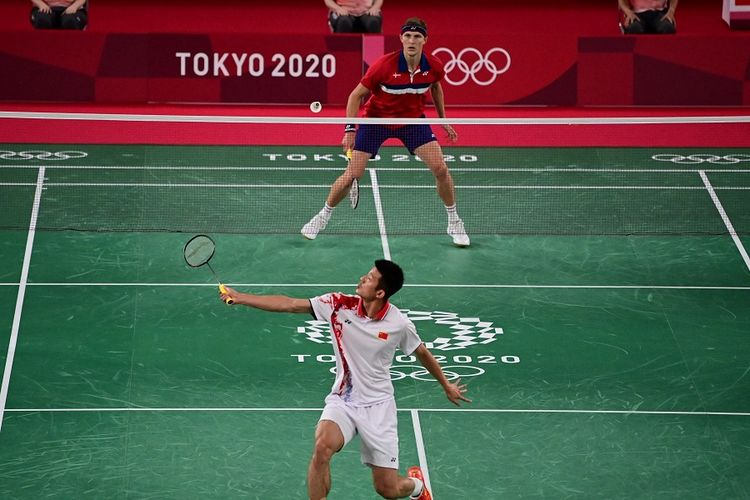 Pebulu tangkis China Chen Long melakukan pukulan ke arah pebulu tangkis Denmark Viktor Axelsen (atas) dalam pertandingan final bulu tangkis tunggal putra pada Olimpiade Tokyo 2020 di Musashino Forest Sports Plaza di Tokyo pada 2 Agustus 2021. 