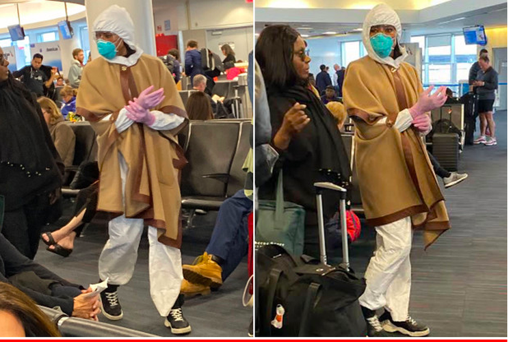 Demi terhindar dari virus corona, Naomi Campbell pakai hazmat dan masker N95 di bandara.