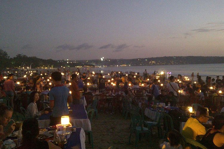 Restoran makanan laut berjajar di sepanjang Pantai Jimbaran, salah satu tempat melihat sunset di Bali. 