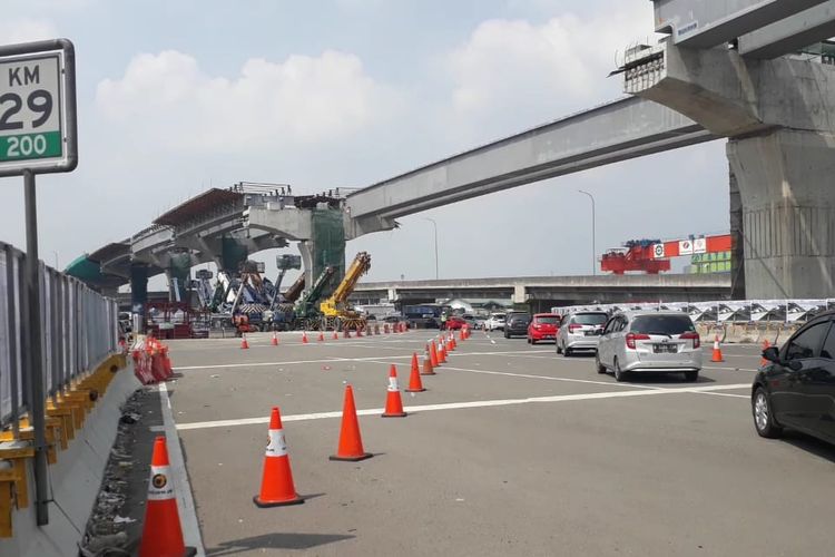 Diskresi kepolisian terkait rekayasa lalu lintas contra flow di Jalan Tol Jakarta-Cikampek pada Kamis (6/6/2019).