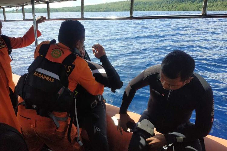 Tim SAR mengerahkan dua penyelam untuk mencari pengemudi longboat yang hilang di peraiaran Pulau Buru, Maluku, Selasa (4/2/2020)