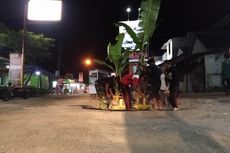 Tanam Pohon Pisang di Jalan Berlubang, Warga: Biar Enggak Terjadi Kecelakaan