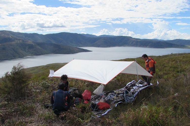 Anggota Tim Ekspedisi Bumi Cenderawasih Mapala UI sedang menikmati pemandangan Danau Anggi Giji dari  Bukit Kobrey, Distrik Sururey, Kabupaten Papua Barat, Sabtu (18/8/2018). Bukit Kor