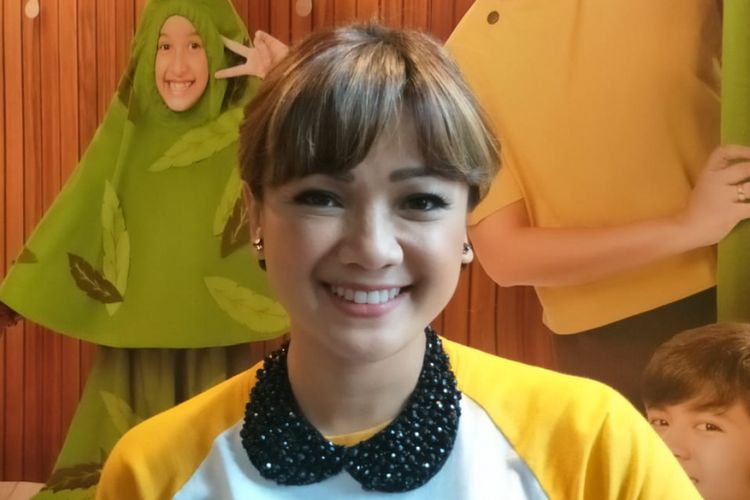 Nirina Zubir hadir dalam jumpa pers acara syukuran 1 Juta Penonton Film Keluarga Cemara di kawasan Kemang, Jakarta Selatan, Senin (14/1/2019).