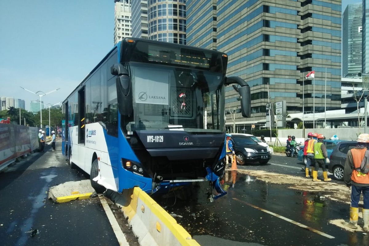 Armada Transjakarta Koridor 1 Blok M-Kota menabrak separator di Jalan Jenderal Sudirman ke arah Bundaran Senayan, Selasa (9/10/2018) siang.