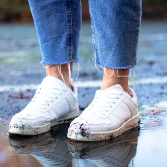 Kenakan sepatu untuk mencegah tumit menjadi terlalu kering dan pecah-pecah.
