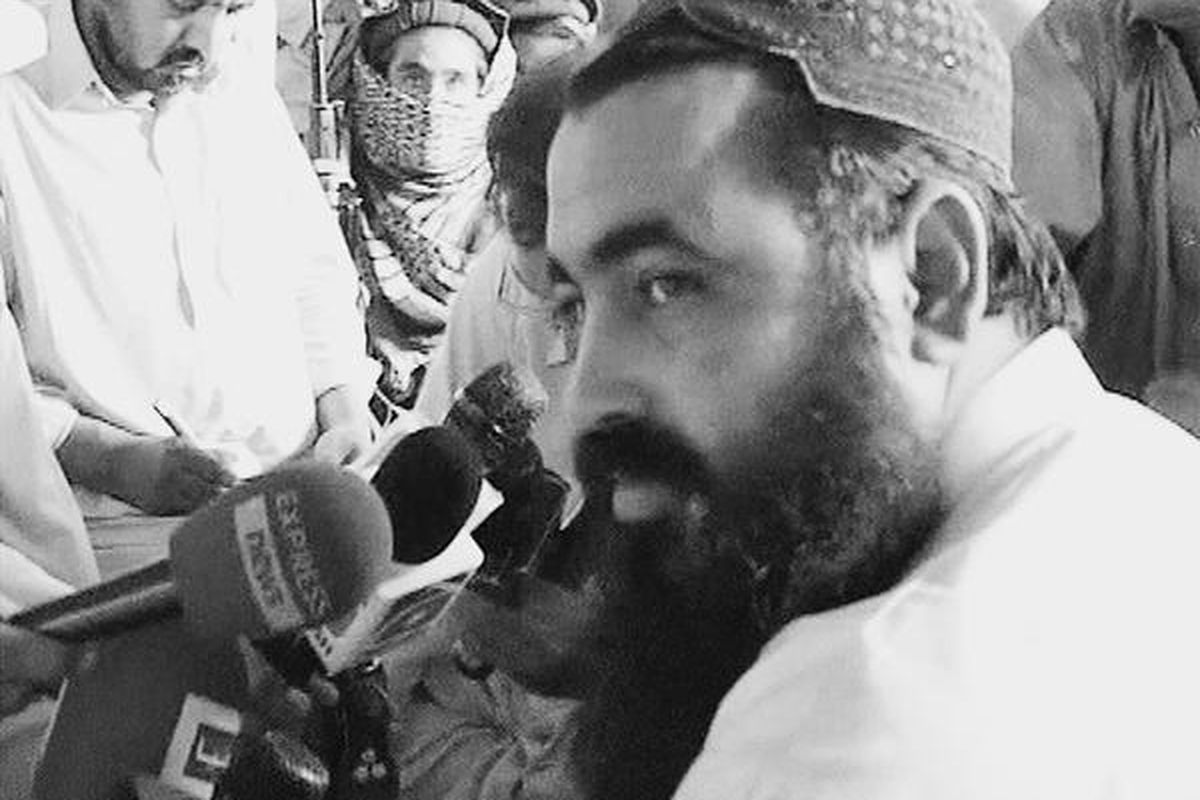 Foto dari video yang diambil pada 24 Mei 2008, saat pemimpin tertinggi Taliban Pakistan, Baitullah Mehsud (kanan), berbicara di depan media di Kotkai, sebuah desa pinggiran Pakistan yang berbatasan dengan Afganistan. Menurut Kafayat Ullah, seorang komandan Taliban, Mehsud tewas saat serangan peluru kendali AS Rabu (5/8) lalu.