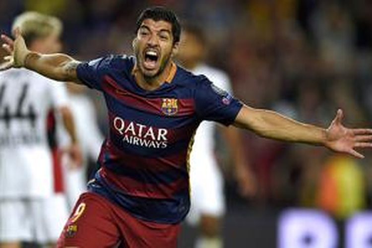 Luis Suarez mencetak gol indah yang menentukan kemenangan Barcelona atas Bayer Leverkusen, Selasa (29/9/2015). 