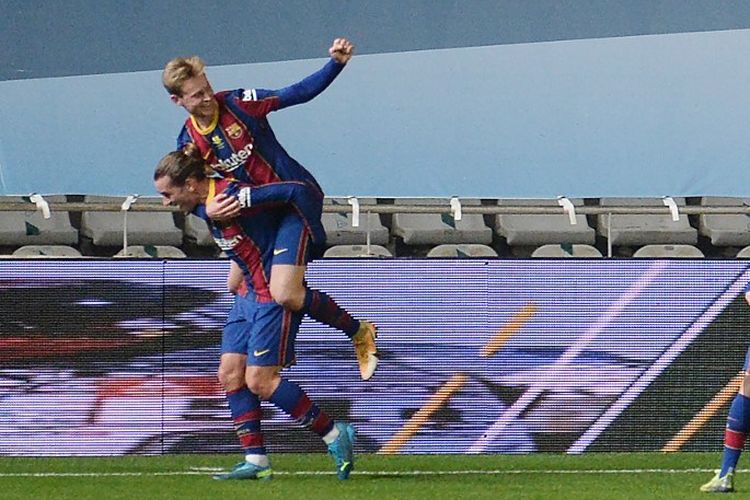Gelandang Barcelona, Frenkie de Jong, merayakan gol kontra Real Sociedad pada laga semifinal Piala Super Spanyol di Stadion Nuevo Arcangel, Cordoba, pada 13 Januari 2021.