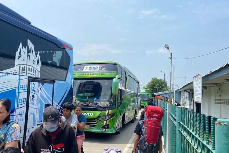 Bus dan Angkot gratis di Stasiun Cilegon yang disediakan untuk memfasilitasi pemudik yang hendak ke Pelabuhan Merak, Kamis (20/4/2023).