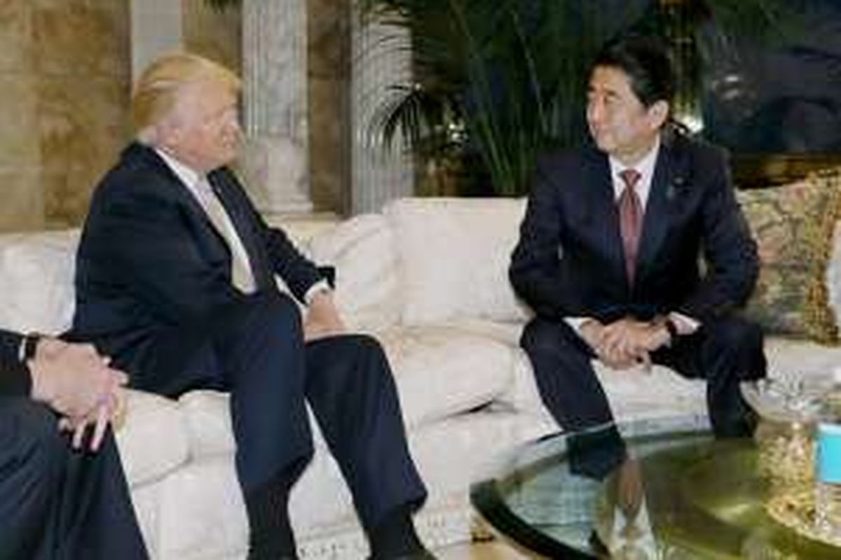 Gambar ini dirilis oleh pihak Sekretariat Kabinet Jepang pada 18 November 2016, menunjukan Perdana Menteri Jepang Shinzo Abe (kanan) sedang berbicara dengan Presiden terpilih AS Donald Trump di New York. 

 