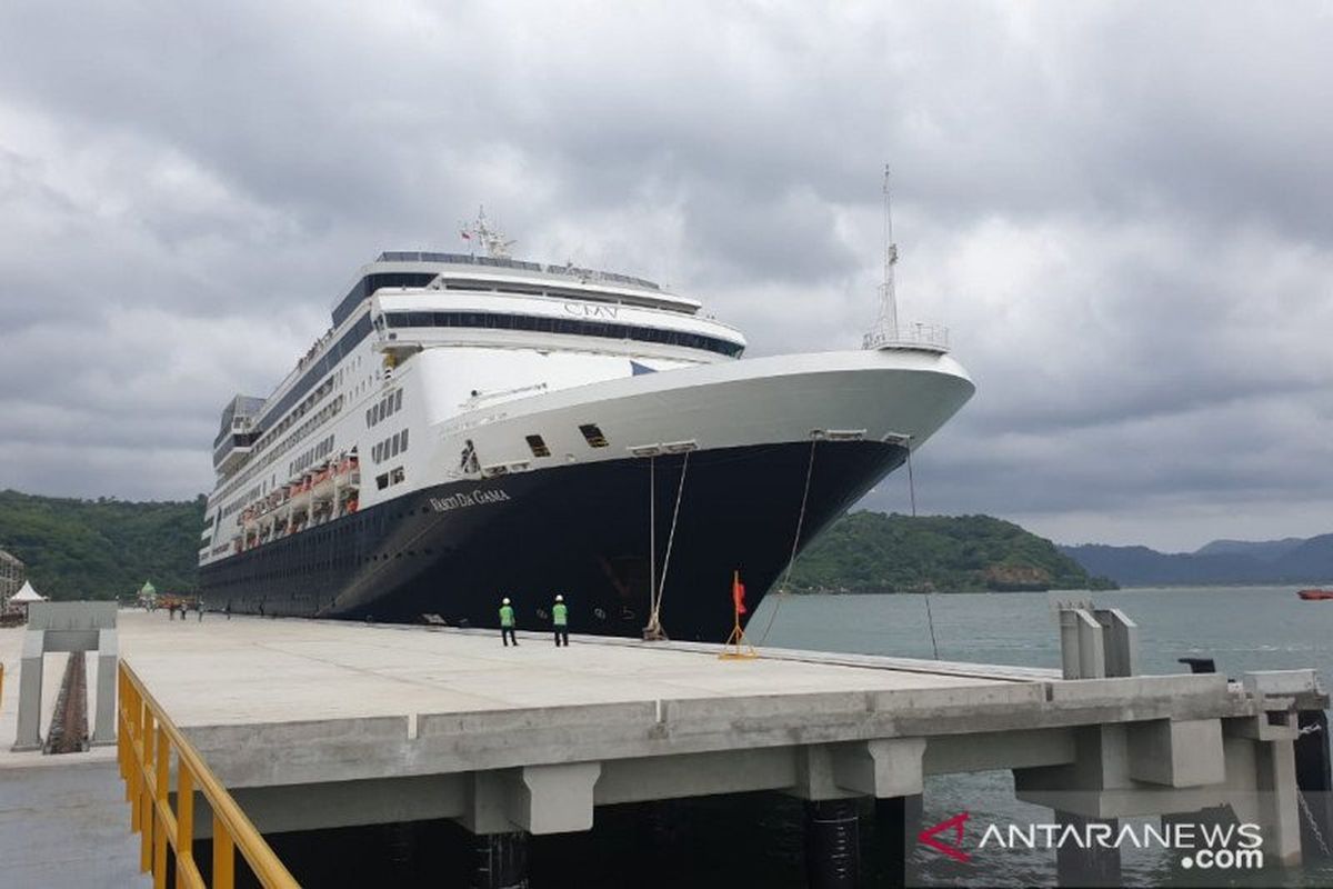 Kapal pesiar MS Vasco Da Gama yang membawa lebih dari 1.000 turis asing dari berbagai negara sandar di dergama Pelabuhan Gili Mas Lembar, Kabupaten Lombok Barat, NTB, pada 20 Februari 2020. 