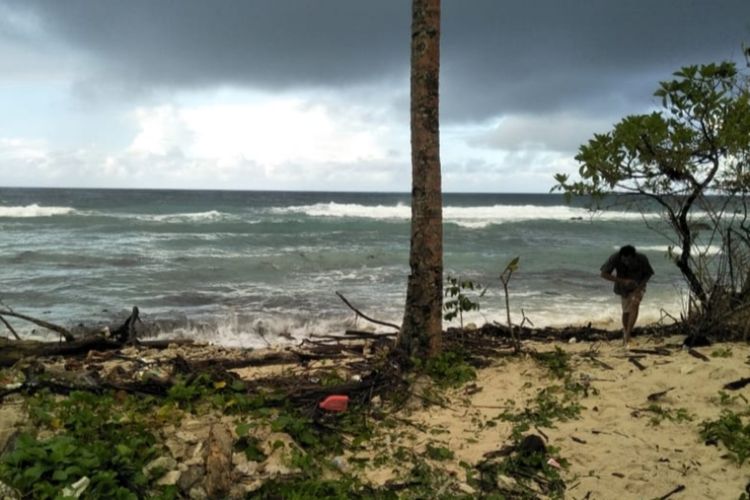 Tiga anak buah kapal KM Cahaya Damai ditemukan terdampar di Pantai Desa Tial, Kecamatan Salahutu, Kabuoaten Maluku Tengah, Rabu (15/7/2020)