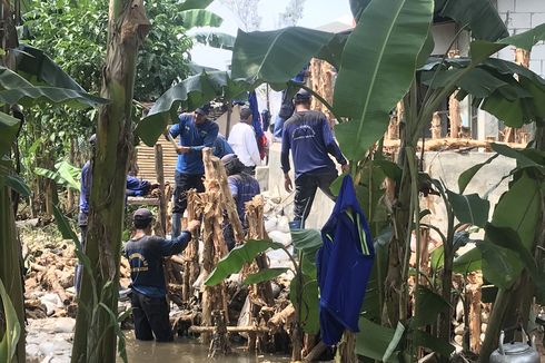 Tanggul Jatipadang yang Jebol Ditambal Sementara dengan Karung Pasir dan Kayu 